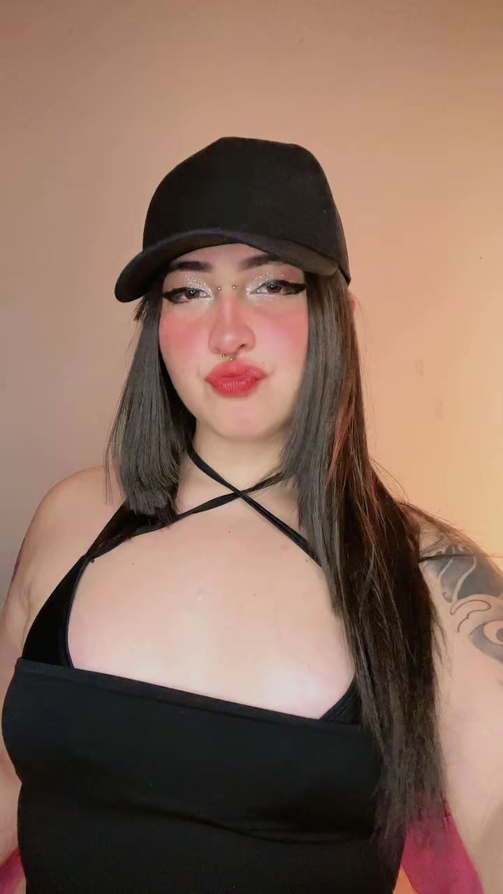 Harumi — video chat host from Venezuela