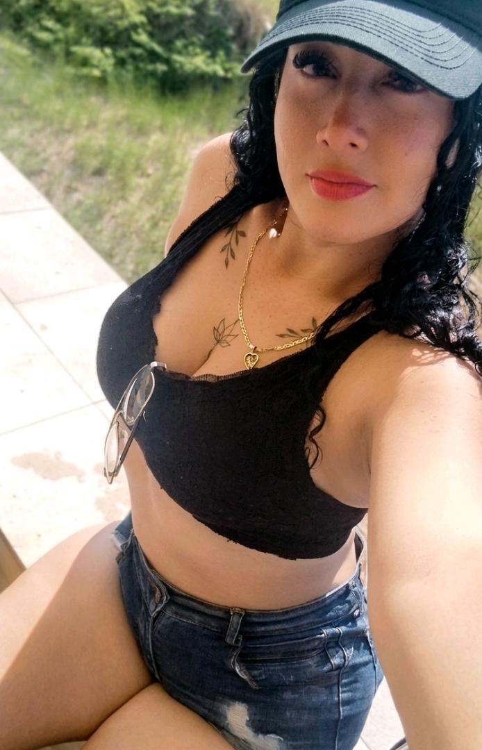Kiara — video chat host from Ecuador
