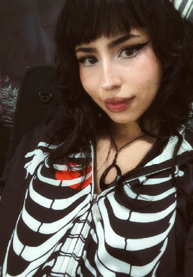 Lizz04 — video chat host from Colombia
