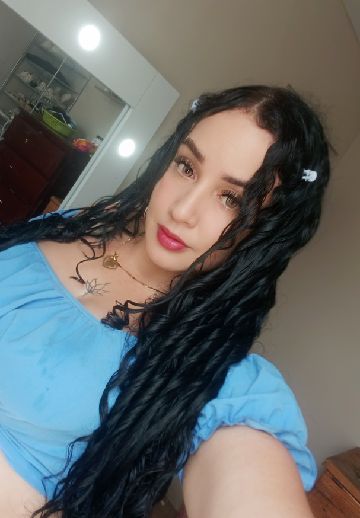 Kiara — video chat host from Ecuador