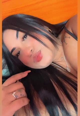 Reina — video chat host from Colombia